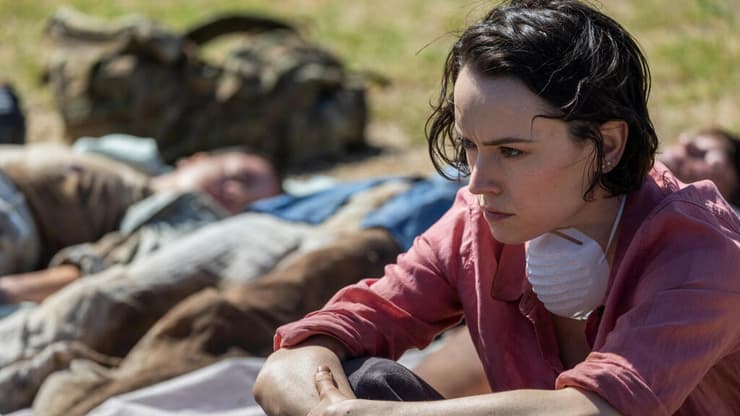 איפה סיימון פג עם תקליטים של הסטון רוזס כשצריך אותו? מתוך "מתוך האדמה" (צילום: באדיבות סרטי יונייטד קינג) מתוך "מתוך האדמה"