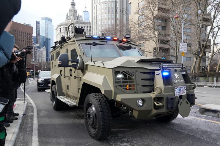 ארה"ב ניו יורק השיירה שמובילה את נשיא ונצואלה המודח ניקולס מדורו אחרי שהופיע בבית המשפט