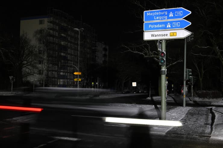 צילום: RALF HIRSCHBERGER / AFP הפסקת חשמל ברלין גרמניה בעקבות הצתה של פעילי שמאל קיצוני 4 בינואר