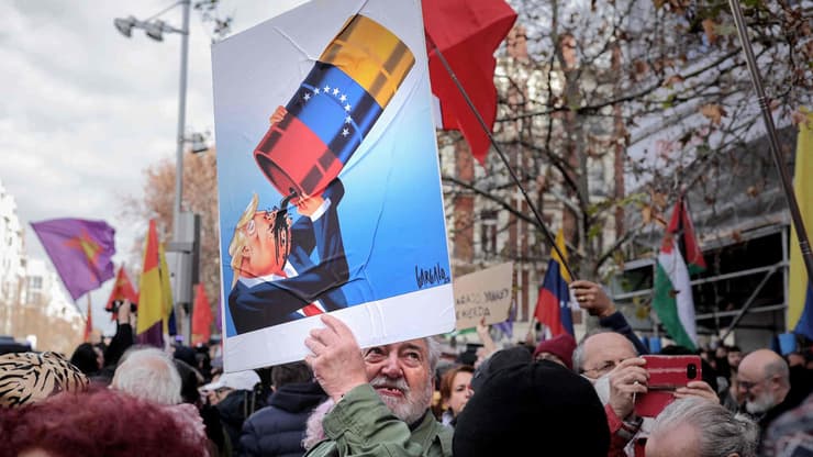 מפגינים במדריד נגד המתקפה בוונצואלה