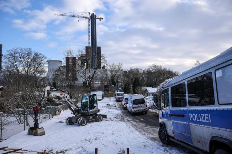 תיקון הנזק שנגרם לקווי החשמל בברלין, אתמול. רק ביום חמישי תהיה חזרה מלאה לשגרה (צילום: Omer Messinger/Getty Images) עבודות לתיקון נזק הצתה של פעילי שמאל קיצוני ב ברלין גרמניה שגרמה ל הפסקת חשמל נרחבת 4 בינואר