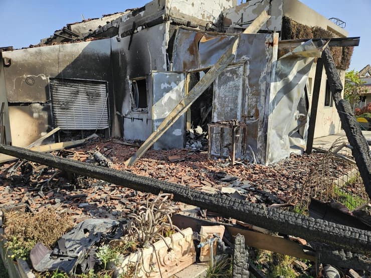 ההרס בבית משפחת דבורי בקיבוץ בארי