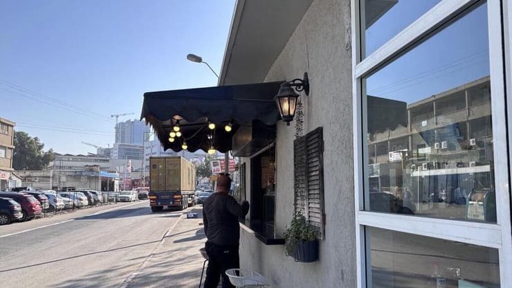 בלי שלט, בלי שם