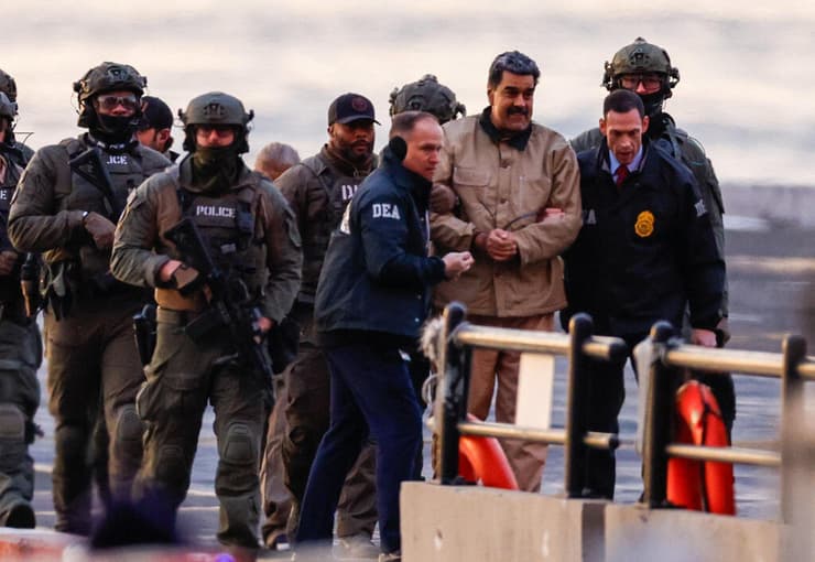 נשיא ונצואלה המודח ניקולס מדורו מובל ל בית משפט ב מנהטן ניו יורק ארה"ב