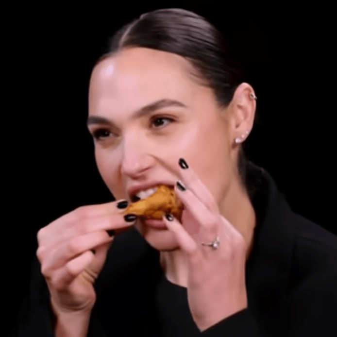 גל גדות טועמת כנפיים חריפות בתוכנית הרשת Hot Ones