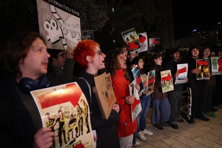 מפגינים מחוץ לטקס פרסי הקולנוע של משרד התרבות