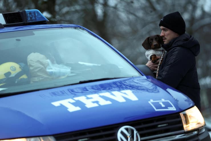 שוטרים נסעו ברחובות והזכירו לתושבים להכין פנסי יד עם בטריות (צילום: REUTERS/Lisi Niesner) הפסקת חשמל ברלין גרמניה בעקבות הצתה של פעילי שמאל קיצוני 4 בינואר