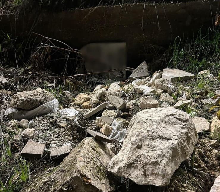 צילום: דוברות המשטרה המצבות שהושחתו