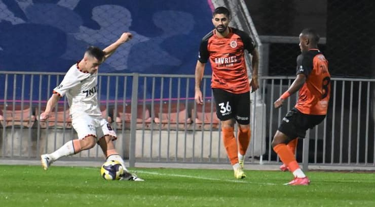 ויקטור סטינה בועט