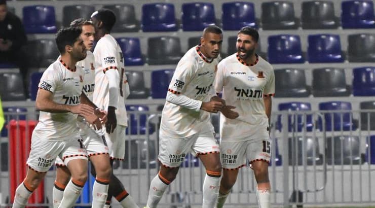 שחקני בני יהודה חוגגים