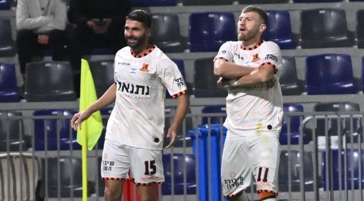 שחקני בני יהודה חוגגים