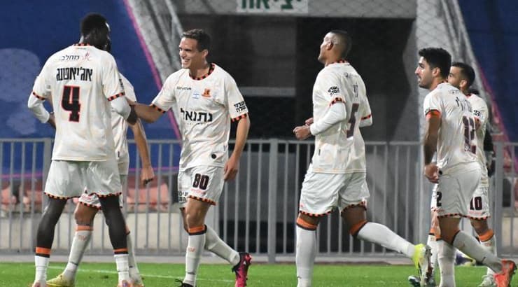 שחקני בני יהודה מאושרים