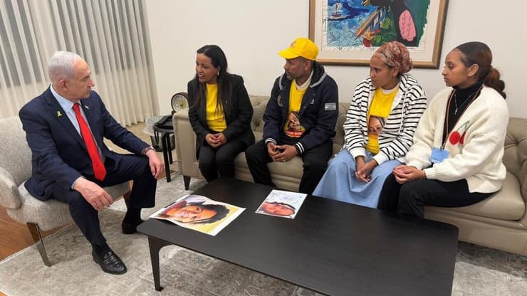 ראש הממשלה עם משפחתה של היימנוט קסאו