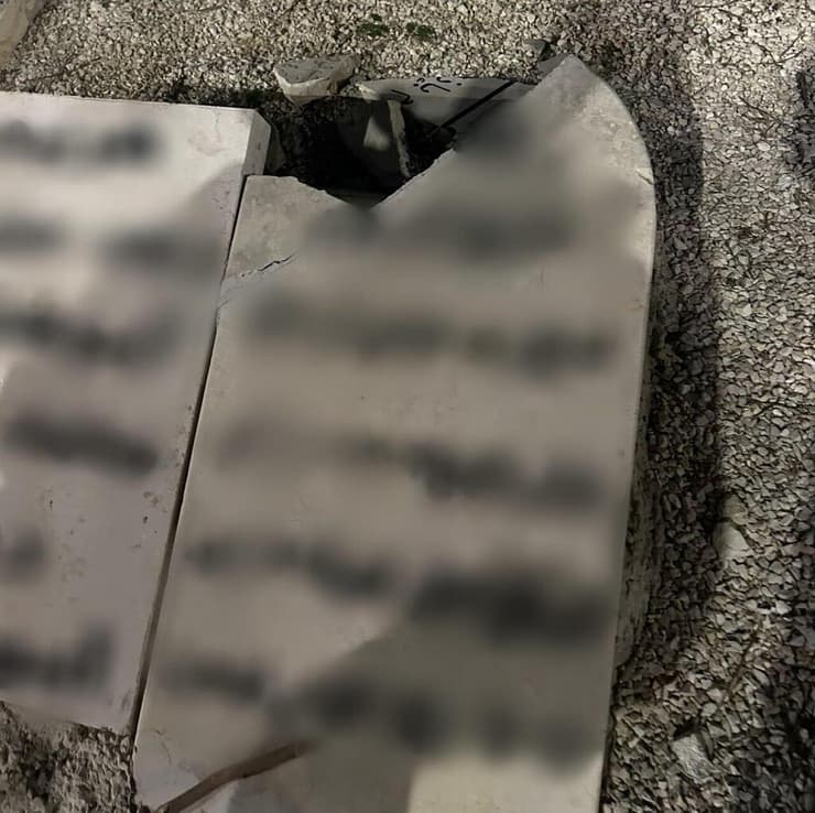 צילום: דוברות המשטרה המצבות שהושחתו