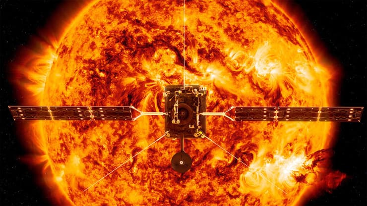 גשושית Solar Orbiter של סוכנות החלל האירופית, על רקע השמש