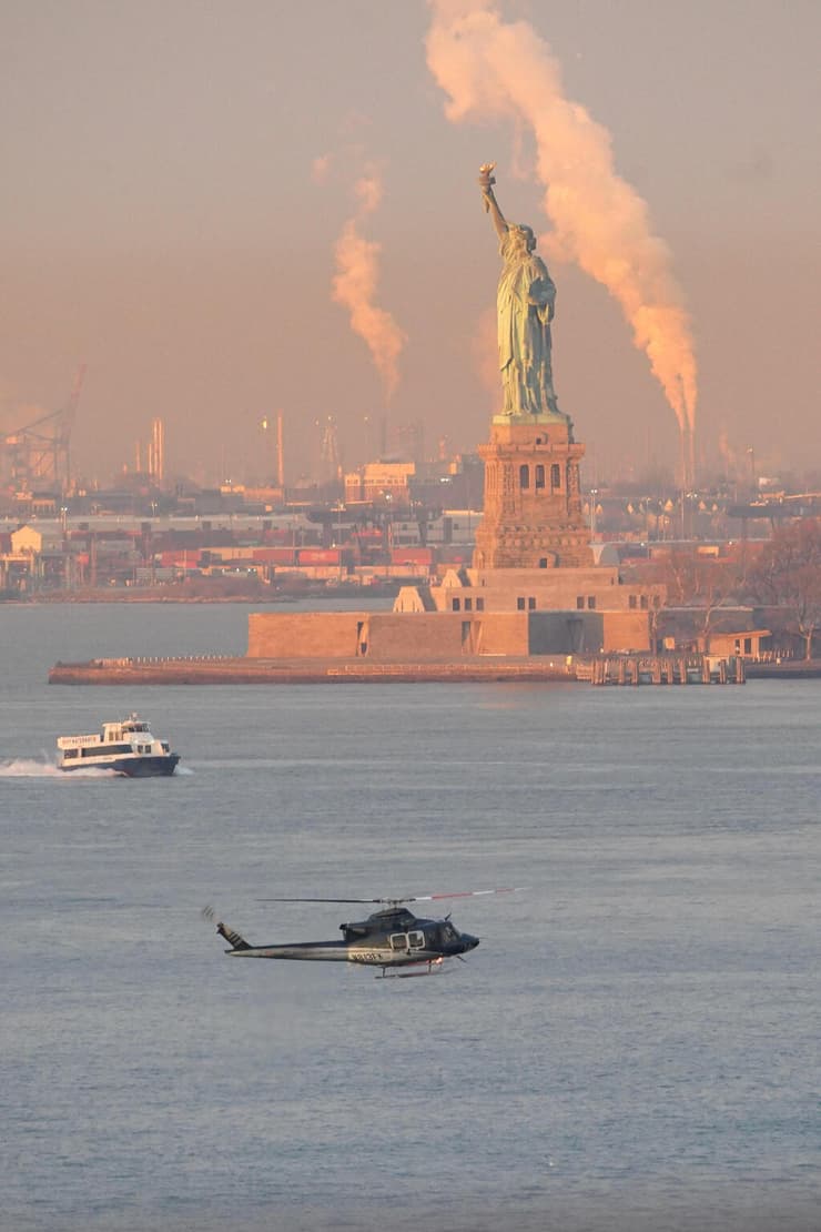מסוק עם נשיא ונצואלה המודח ניקולס מדורו בדרך ל בית משפט ב מנהטן ניו יורק ארה"ב