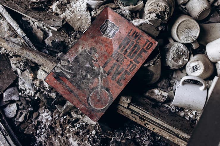 ההרס בבית משפחת דבורי בקיבוץ בארי