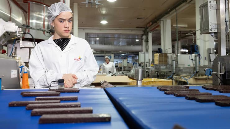 מה הסיפור של הקובייה הגדולה במרכז הטבלה?! (צילום: עוז מועלם) שירה ועידן אוכלים את הצפון מפעל הממתקים - צילום עוז מועלם