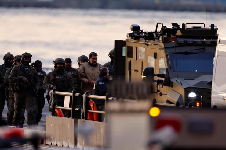 נשיא ונצואלה המודח ניקולס מדורו מובל ל בית משפט ב מנהטן ניו יורק ארה"ב