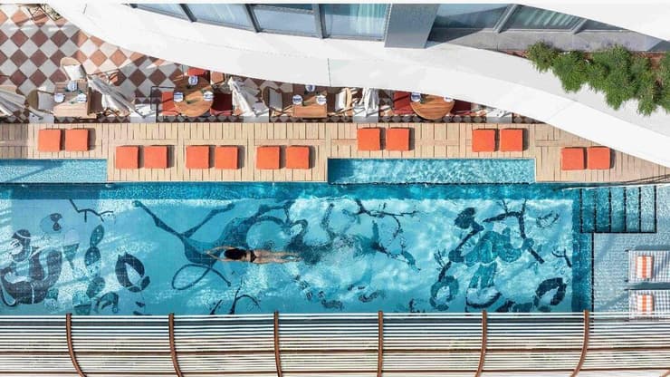 הבריכה שעל גג המלון (צילום: עמית גירון) הבריכה שעל גג המלון