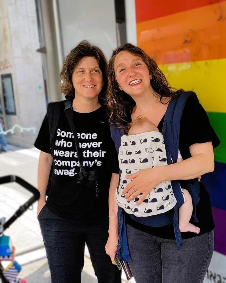 אביגיל שפרבר (משמאל) לצד אחותה, שולמית. רגע נדיר של תיקון עולם (צילום: אלבום משפחתי) אביגיל שפרבר (משמאל) לצד אחותה, שולמית