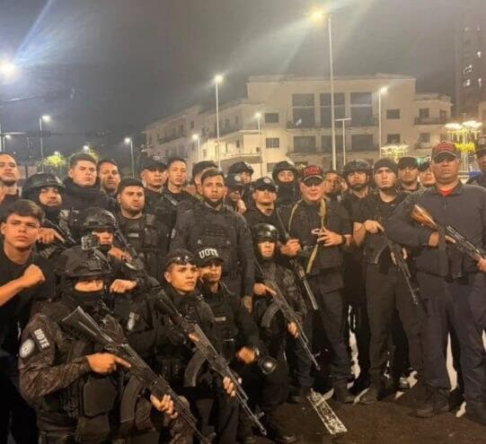 שוטרים במשטרת ונצואלה ברחובות קראקס אחרי הדחת ניקולס מדורו