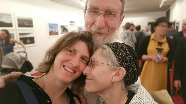 אביגיל שפרבר עם הוריה. למדו לקבל אותי (צילום: אלבום משפחתי) אביגיל שפרבר עם הוריה