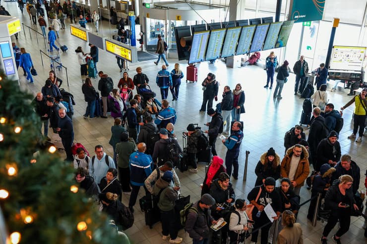 ביטולי טיסות נמל התעופה סכיפהול אמסטרדם הולנד שלג כבד