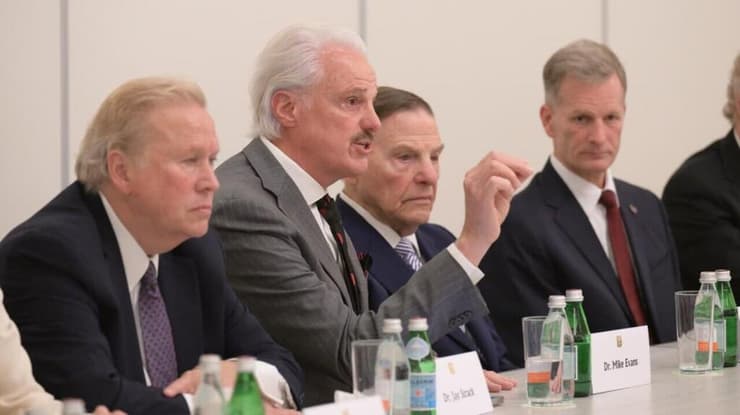 אוונס בפגישה עם נתניהו והמנהיגים האוונגליסטים (צילום: עמוס בן גרשום/ לע״מ) אוונס בפגישה עם נתניהו והמנהיגים האוונגליסטים