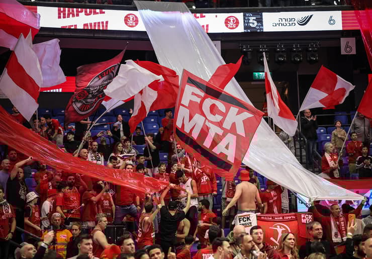 אוהדי הפועל ת"א במשחק מול דובאי