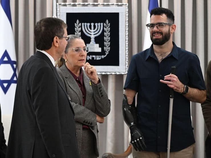 רס"ן יהונתן ערמוני במשכן הנשיא עם הנשיא הרצוג ורעייתו מיכל