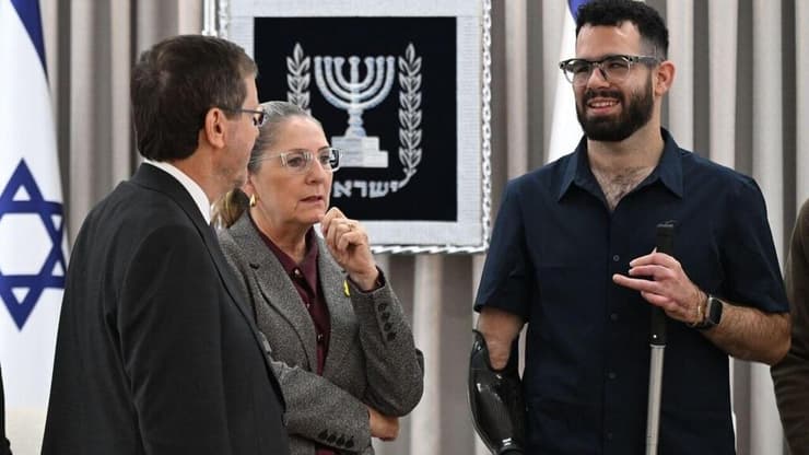 רס"ן יהונתן ערמוני במשכן הנשיא עם הנשיא הרצוג ורעייתו מיכל