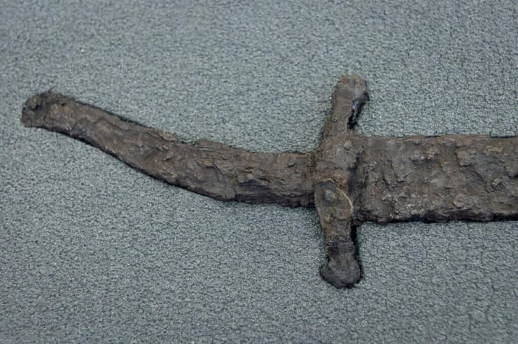 חרב שנחשפה באחד מקברי הלוחמים בהונגריה (צילום: MTI/Ujvári Sándor) חרב שנחשפה באחד מקברי הלוחמים בהונגריה