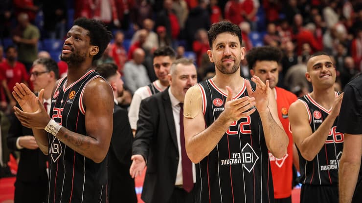 מיציץ' ואוטורו אחרי הניצחון על דובאי בהיכל (צילום: עוז מועלם) מיציץ' ואוטורו