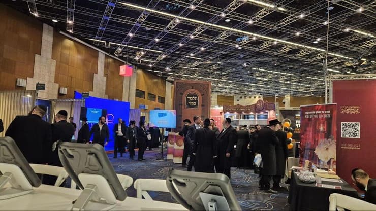 היריד של חסידות קרלין בבנייני האומה