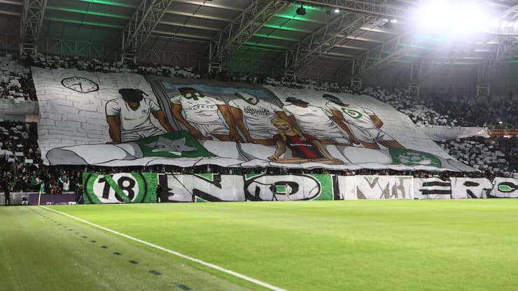 דגל הפריסה המקומם של אוהדי מכבי חיפה (צילום: גיל נחושתן) דגל הפריסה של אוהדי מכבי חיפה