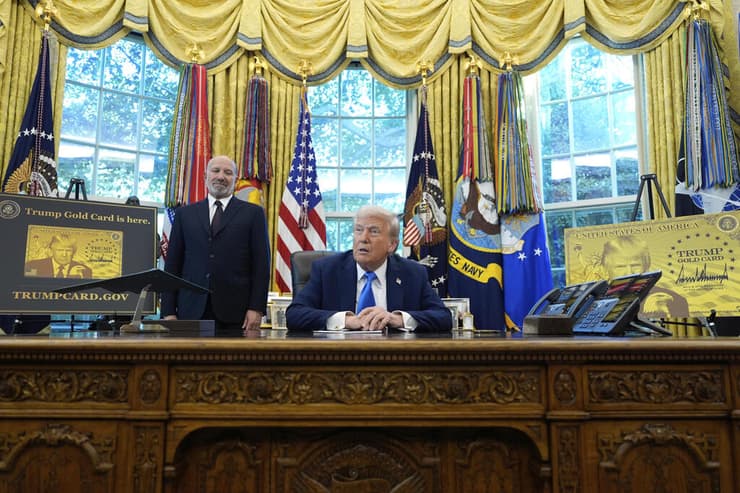 נשיא ארצות הברית דונלד טראמפ בחדר הסגלגל בבית הלבן