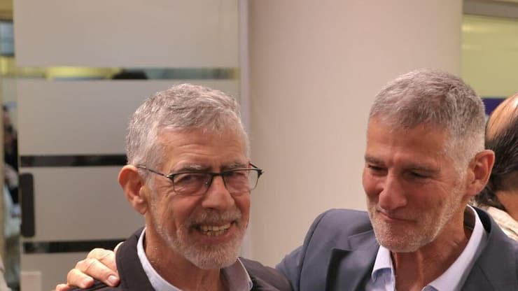 גולן ושפר (צילום: מוטי קמחי) יו"ר מפלגת הדמוקרטים יאיר גולן ונמרוד שפר