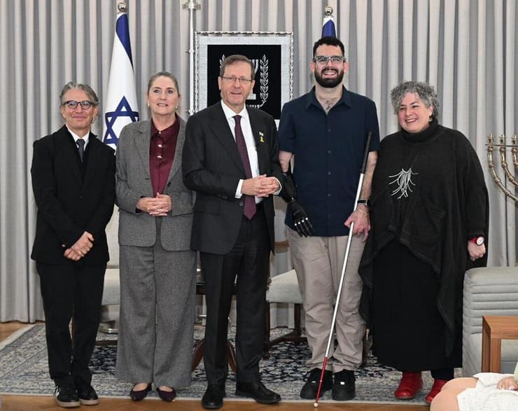 רס"ן יהונתן ערמוני והוריו במשכן הנשיא עם הנשיא הרצוג ורעייתו מיכל