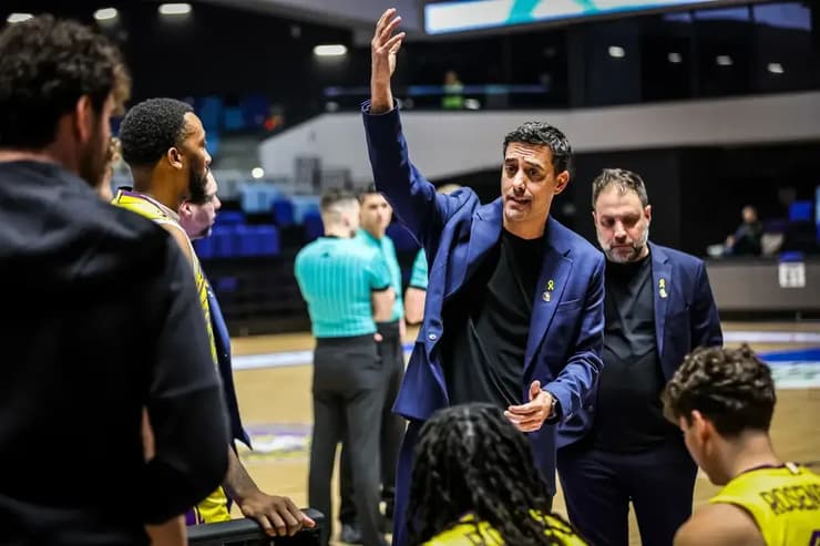 "פעם ראשונה בכל הקריירה שנתקלתי בסיטואציה שכזאת". שמיר (צילום: אתר FIBA) שמיר