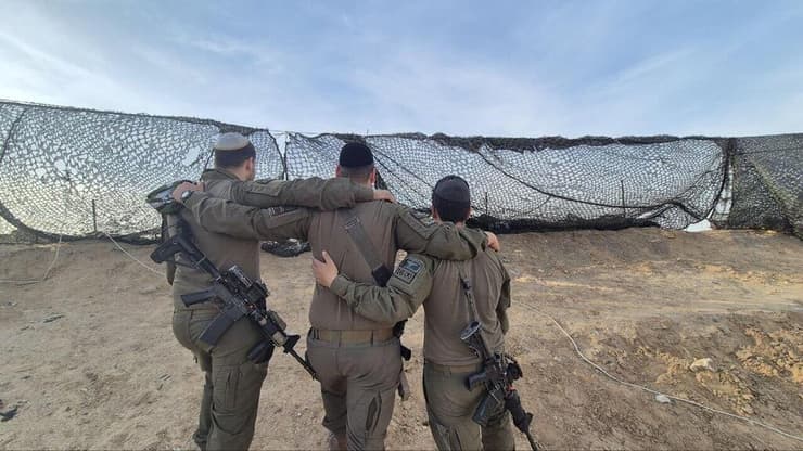 מימין: סמל י', סמל מ' וסמל א', ברצועת עזה