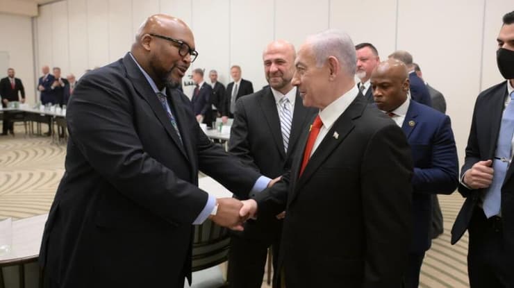 נתניהו בפגישה עם מנהיגים אוונגליסטים. "רצינו שיידע מה בראש סדר העדיפויות" (צילום: עמוס בן גרשום/ לע״מ) אוונס בפגישה עם נתניהו והמנהיגים האוונגליסטים