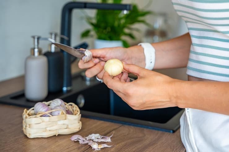 קילוף שום. קליפה דקה במיוחד (צילום: Tatiana Diuvbanova / Shutterstock) קילוף שום