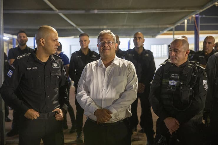 השר איתמר בן גביר בביקור בכלא עופר, משמאל: ניצב שב"ס קובי יעקובי