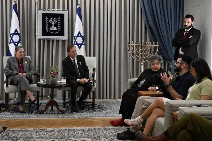 רס"ן יהונתן ערמוני והוריו במשכן הנשיא עם הנשיא הרצוג ורעייתו מיכל