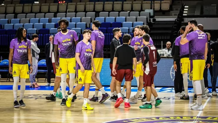 נמנעו מטיסה מיותרת. שחקני הפועל חולון (צילום: אתר FIBA) שחקני הפועל חולון