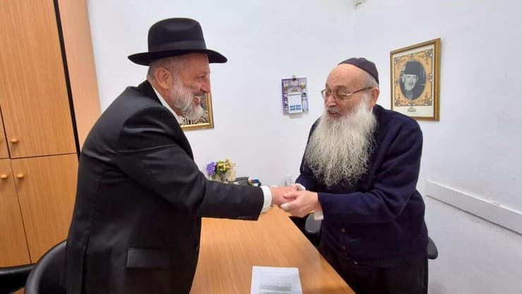 הרב משה מאיה ויו"ר ש"ס אריה דרעי יו"ר ש"ס הרב אריה דרעי במעונו של זקן מועצת חכמי התורה, רבי משה מאיה שליט״א