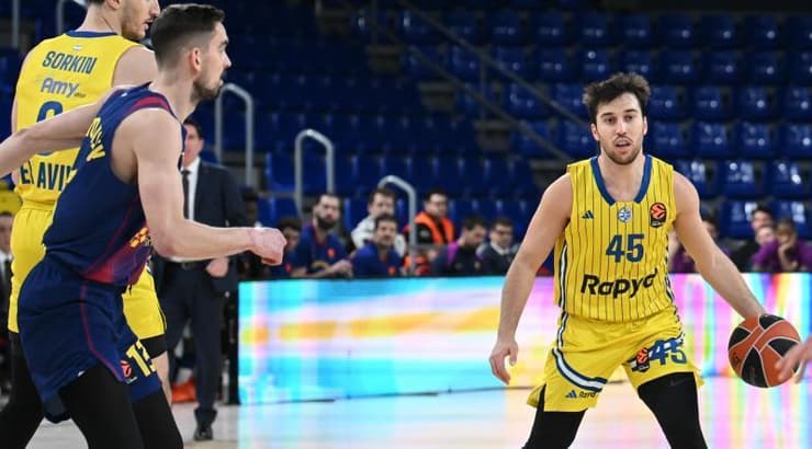 תמיר בלאט מוביל את הכדור