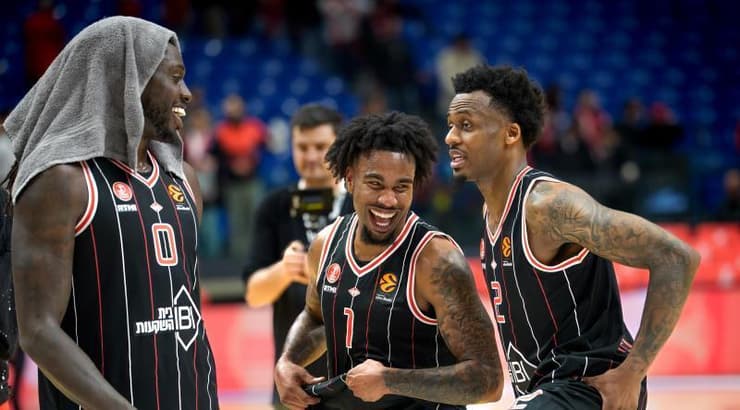 שחקני הפועל תל אביב מאושרים בסיום