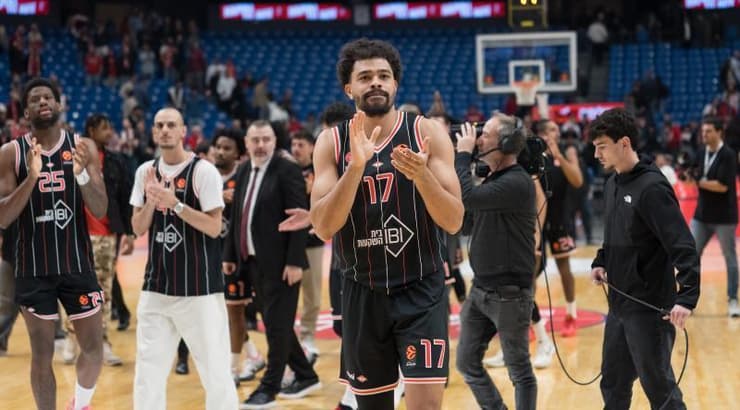 שחקני הפועל תל אביב מאושרים בסיום